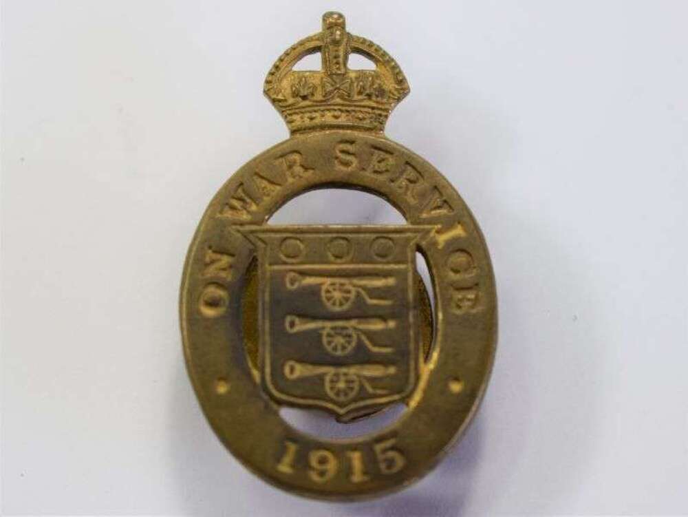 132) Excellent Original WW1 On War Service 1915 Lapel Badge