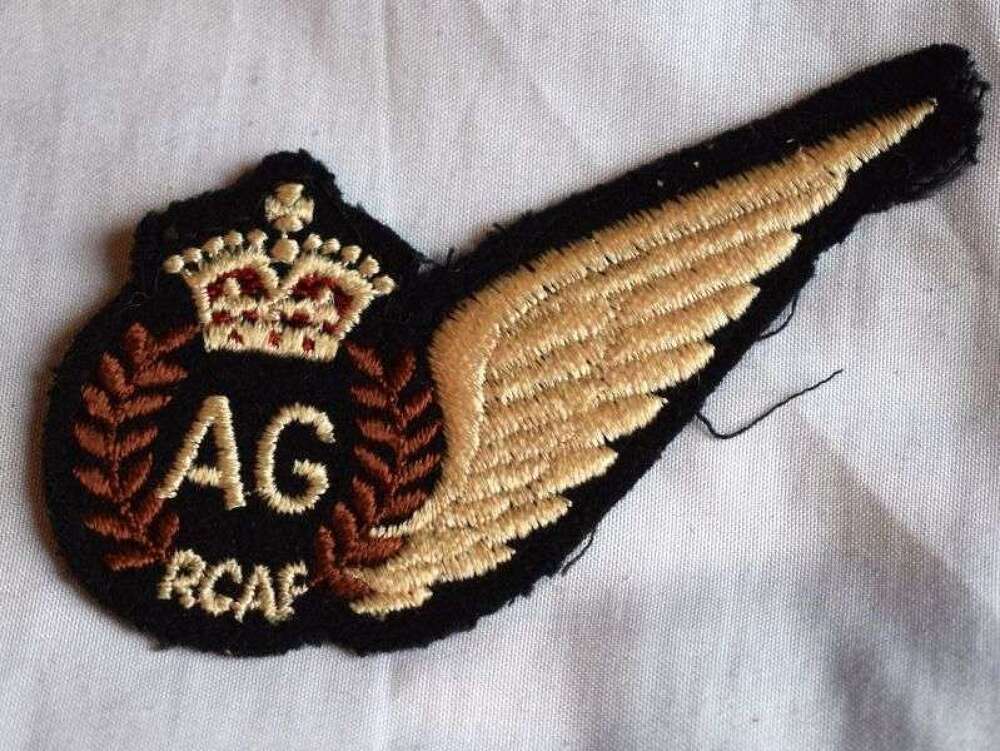 31) Excellent Original WW2 RCAF Air Gunner AG Brevet Straight Wing Version