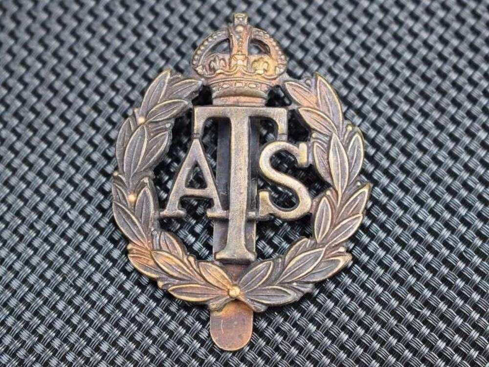 77) Good Original WW2 ATS Woman&rsquo;s Issue Cap Badge