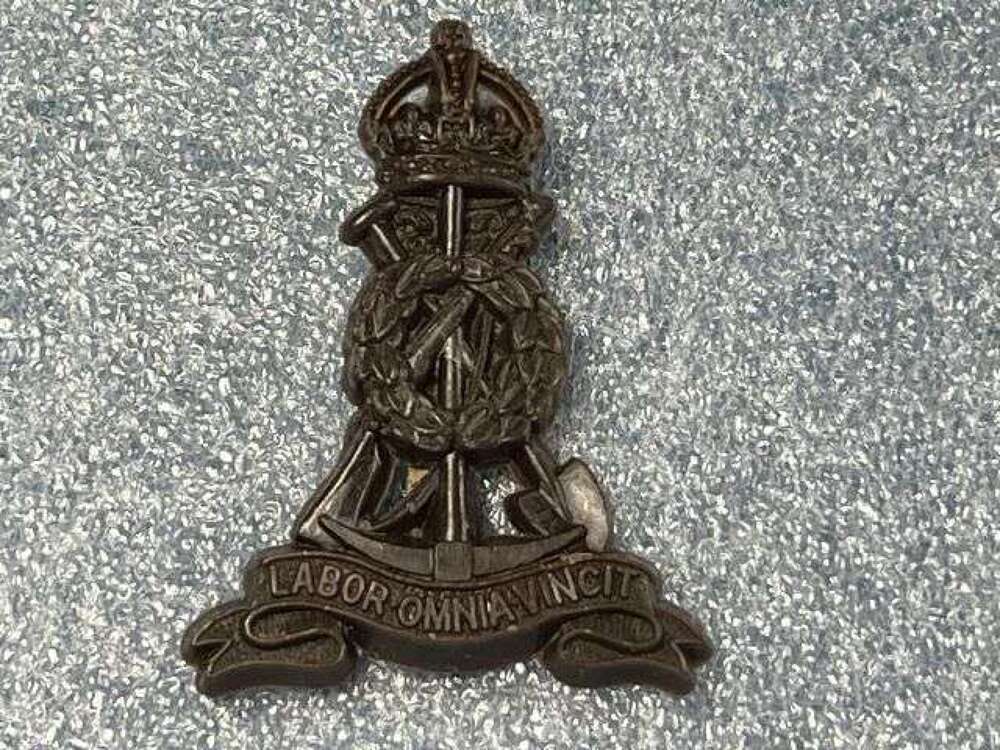 104) Good Original WW2 Bakelite Economy Cap Badge Labour Corps Pioneer Corps