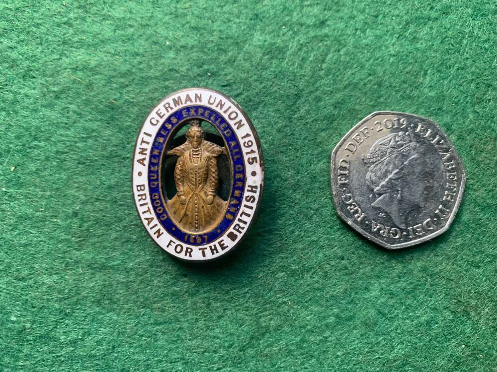 ANTI GERMAN WW1 LAPEL BADGE1915